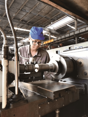 衢州四杰榮登“全國優秀農民工”榜單，機械設備研發領域展風采